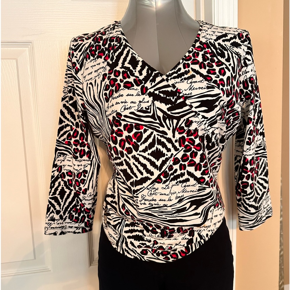 Women’s top in multi color. 3/4 length sleeves.